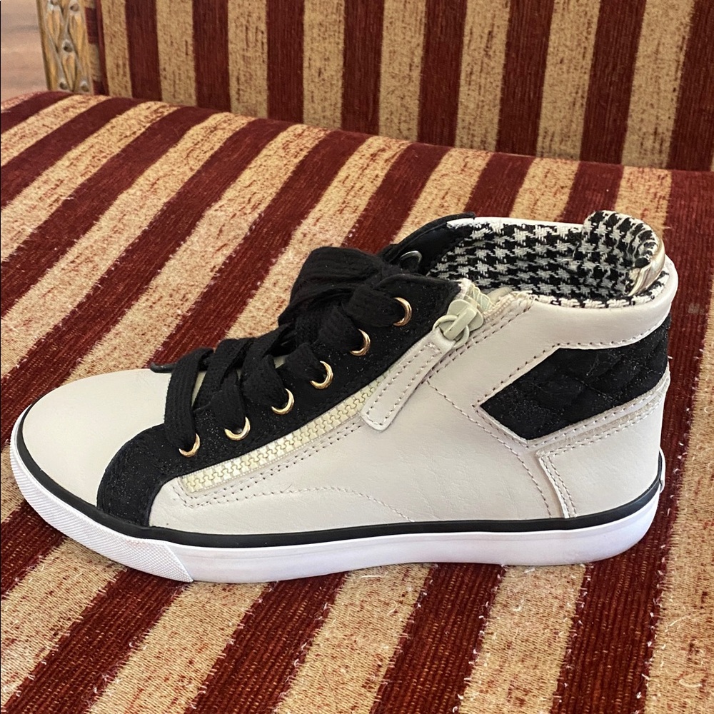 Guess Black and White Sneakers with gold and silver accents. Size 6 1/2 - Picture 6 of 15